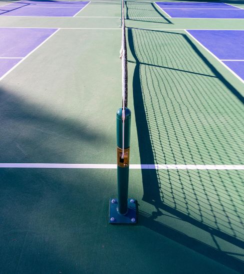 隨著匹克球（Pickleball）運動在香港迅速普及，私營專業匹克球場地已成為廣大球友、企業團隊及休閒玩家的首選。私人場館憑藉靈活的預約制度、完善的配套設施與舒適的恆溫環境，為不同技術水平的玩家提供卓越的運動體驗。